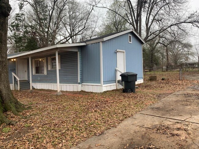 Building Photo - 2200 Darian St