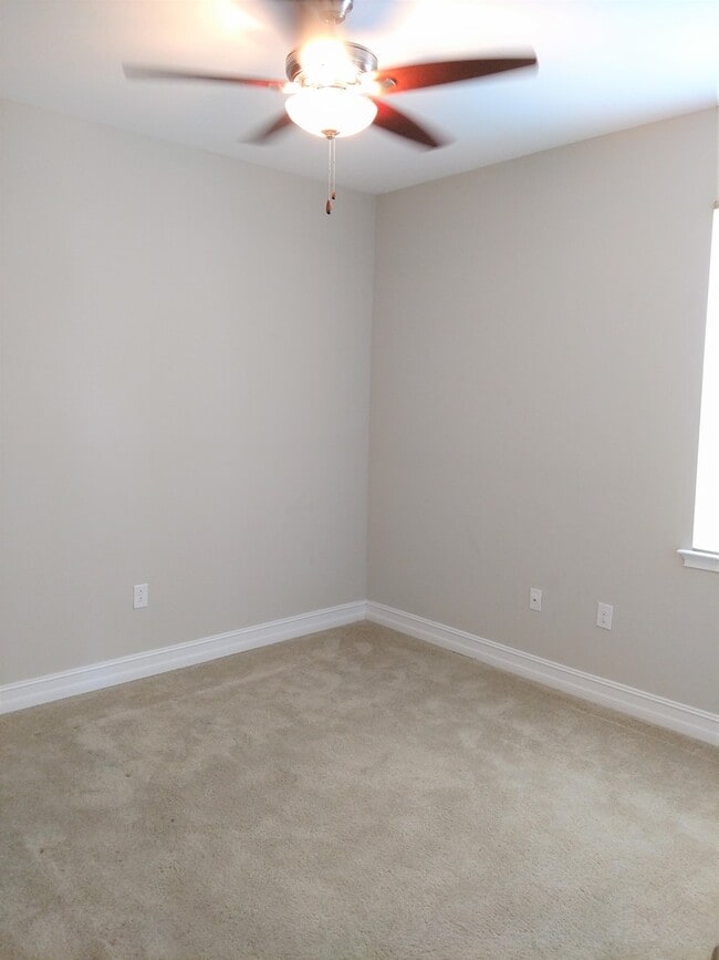 Building Photo - Unfurnished Annual Rental - Lovely 3 Bedroom Home in Calusa Park. Nicely upgraded and Pet Friendly