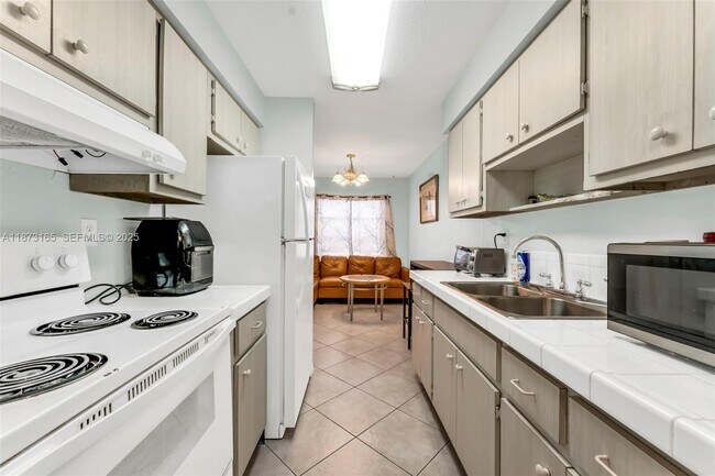 Building Photo - 820 SW 12th Ct