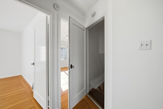 Building Photo - 347 Staples Ave