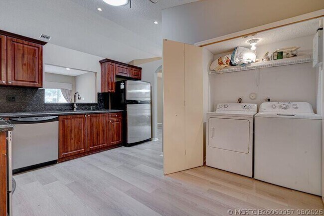Building Photo - 6183 Floral Lakes Dr