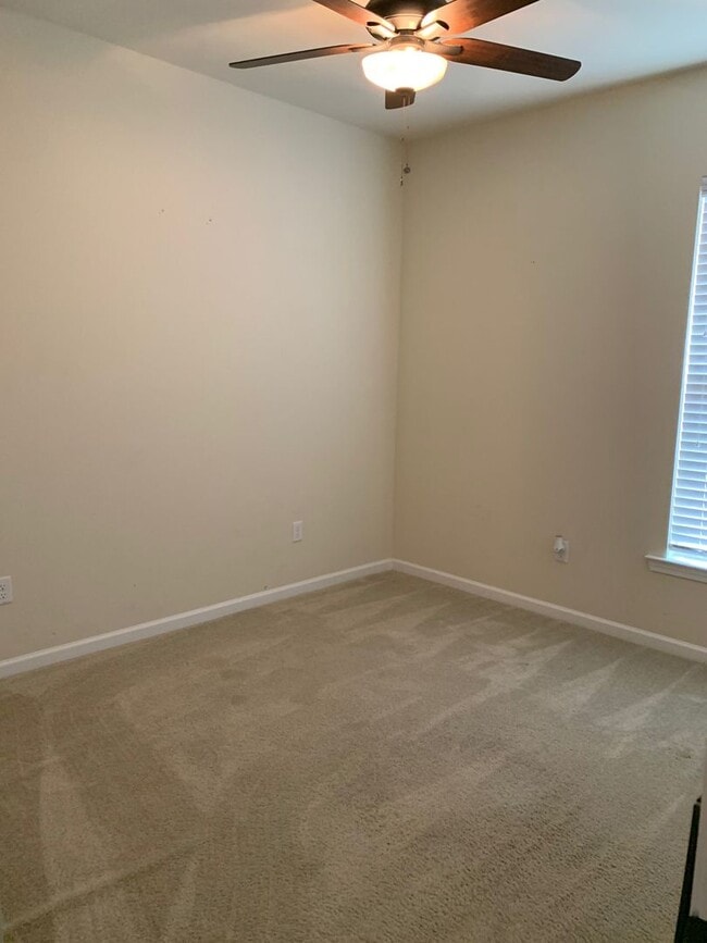 Building Photo - Beautiful 3 bedroom 2 bath home in