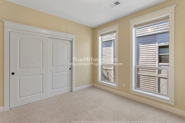 Building Photo - Luxury Two Bedroom Townhouse in NE!