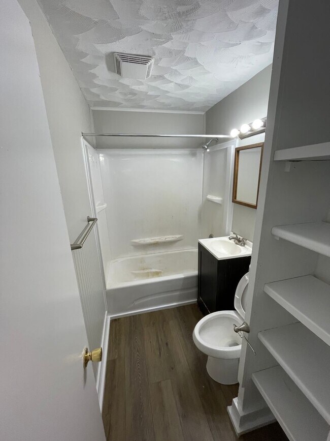 Building Photo - 3 Bedroom Home with Backyard and Garage - ...