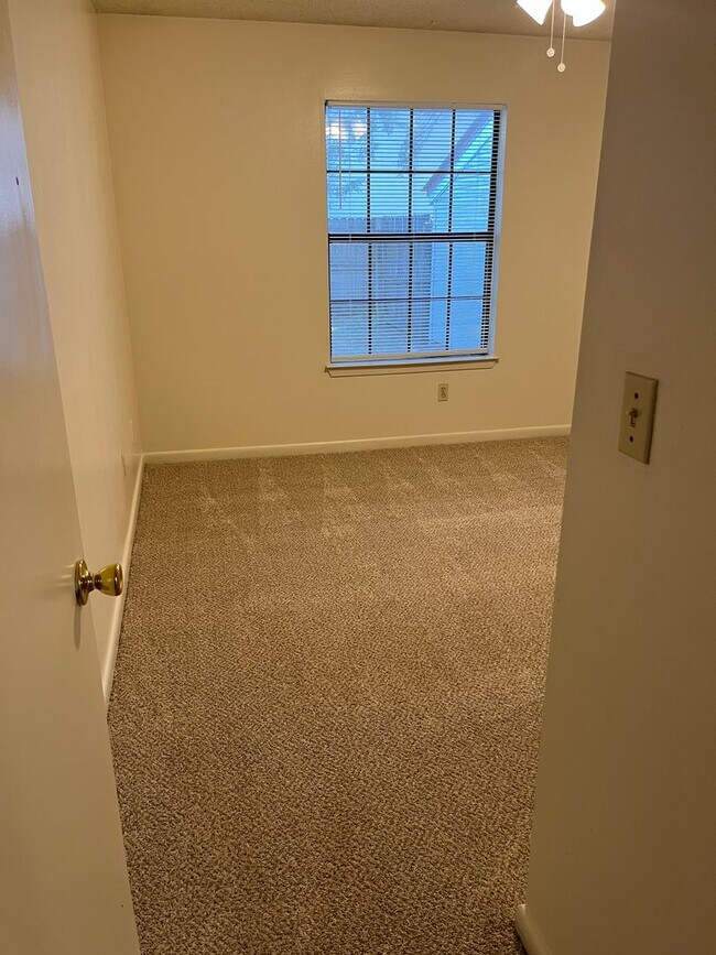 Building Photo - Classic Manor