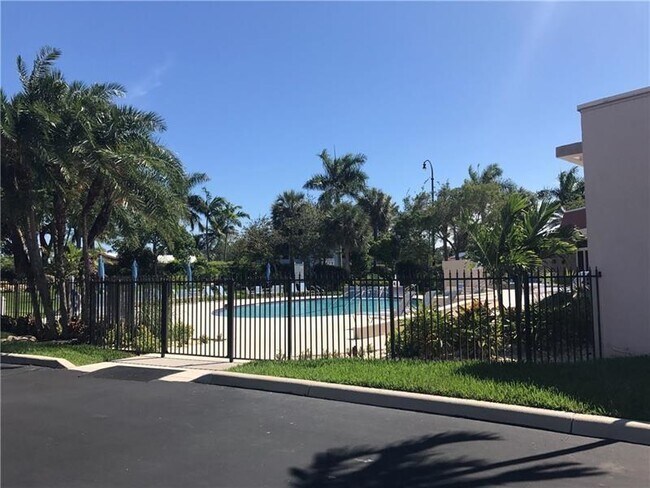 Building Photo - 1537 E Hillsboro Blvd
