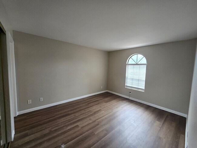 Building Photo - 2987 Juniper Hills Blvd
