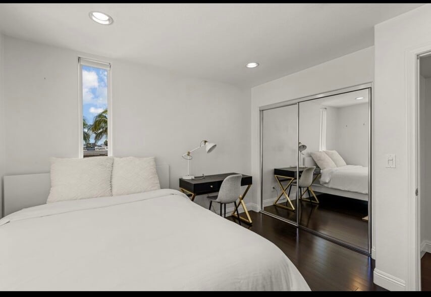 Building Photo - 924 Hornblend St