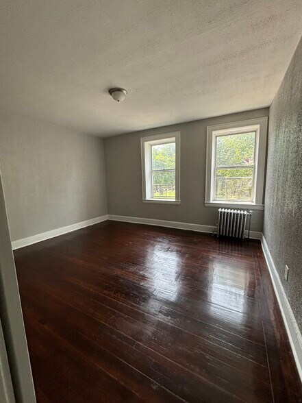 691 Elizabeth Ave 22 - 10 Goldsmith Ave