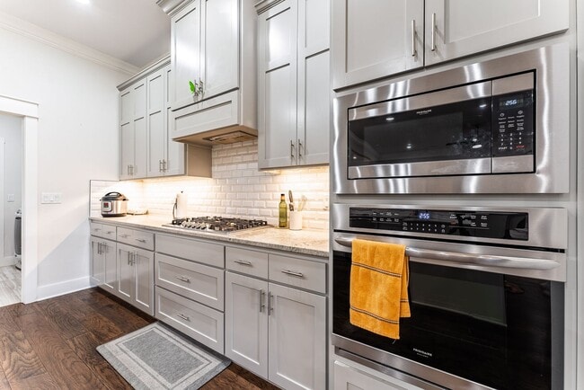 Building Photo - "Contemporary Elegance: Spacious 4 Bed, 3 Bath Modern Rental Home"