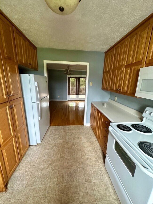 Building Photo - COMING SOON! **Charming 3 Bedroom, 2 Bath ...