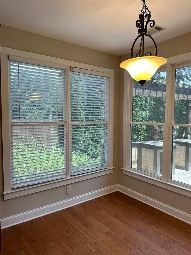 Building Photo - Brick Single Family Rental - 4 bedroom/4.5...