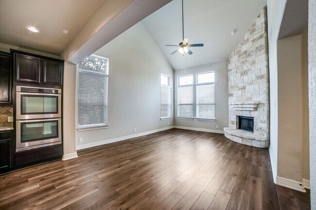 Building Photo - GORGEOUS 4-BEDROOM IN BELTERRA