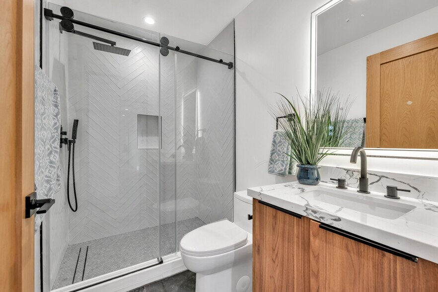 Building Photo - 651 N Wilton Pl