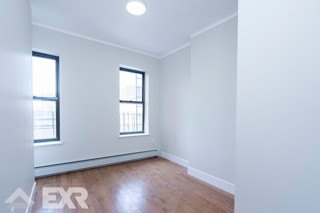 Building Photo - 647 Courtlandt Ave