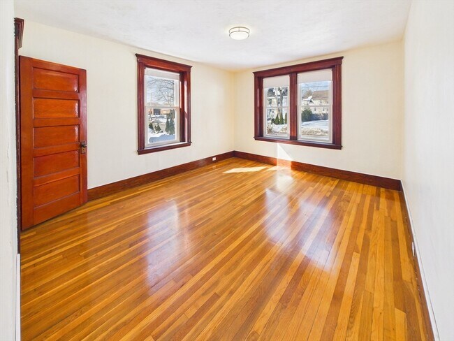 Building Photo - 4 River St