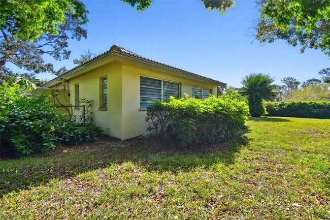 Building Photo - 970 Rolling Hills Dr