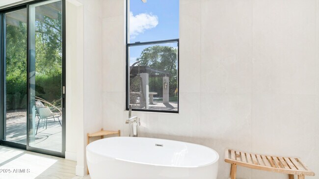 Building Photo - 7417 E Paradise Dr