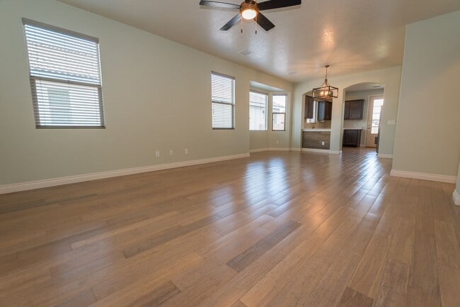 Building Photo - Gorgeous 4 Bedroom 2 Bathroom Home! Centra...