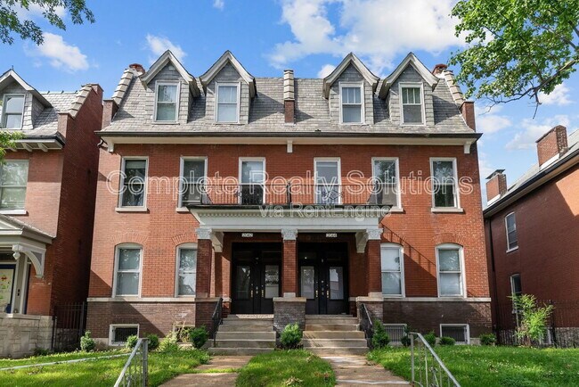 Building Photo - 2042 Russell Blvd