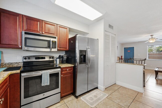 Building Photo - 801 Hummingbird Way