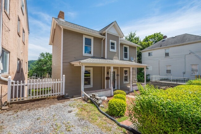 Building Photo - MOVE IN SPECIAL! SCORE HALF OFF 1ST MONTH'S RENT IF SIGNED BY NOV. 21! Beautiful 2 bedroom home i...