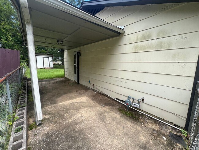 Building Photo - 3 bedroom 1 bathroom off Kicker Rd