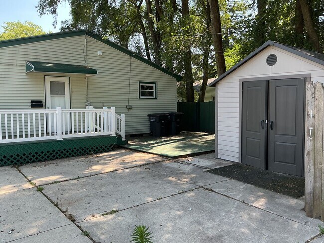 Building Photo - 3 Bedroom Single Family Home