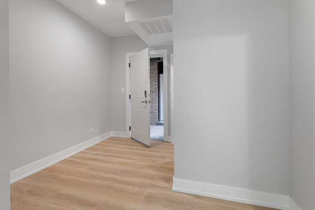 Building Photo - 1558 W Juneway Terrace