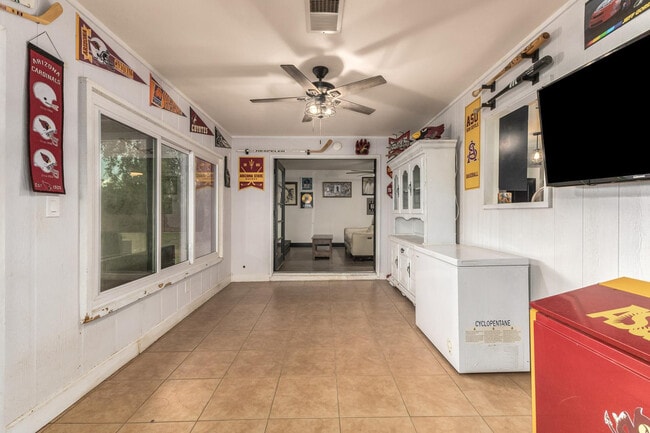 Building Photo - 617 E Ellis Dr