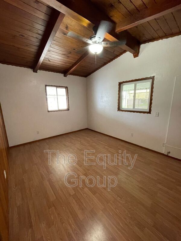 Building Photo - 856 W Chestnut St