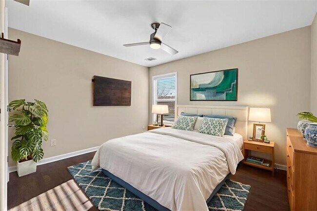 Building Photo - 2430 Fair Oaks Way