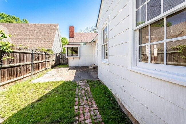 Building Photo - Charming 2-Bedroom, 1/5-Bath Home in Little Forest Hills