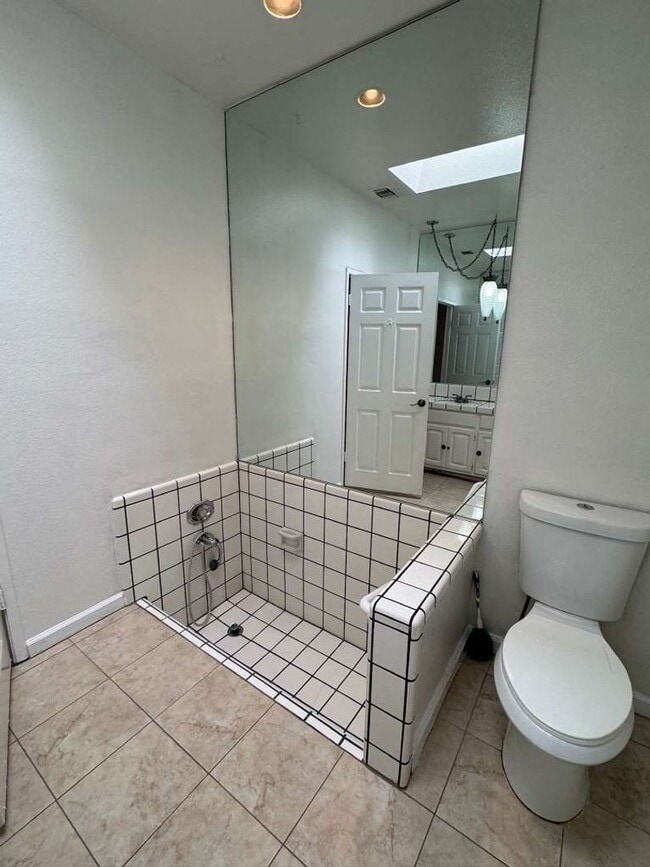 Building Photo - 4bed 3bath