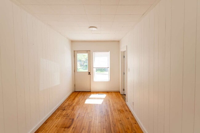 Building Photo - Spacious 2BR in Auburn with Off-Street Parking | $1,575 | AVAILABLE NOW