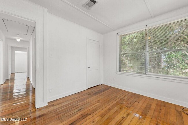 Building Photo - Charming Updated Cottage in Old Biloxi!