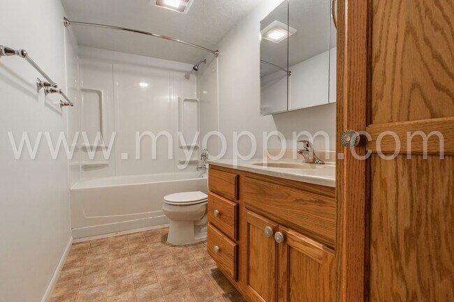 Building Photo - Spacious 3 Bedroom / 1 Bathroom Duplex | Gretna