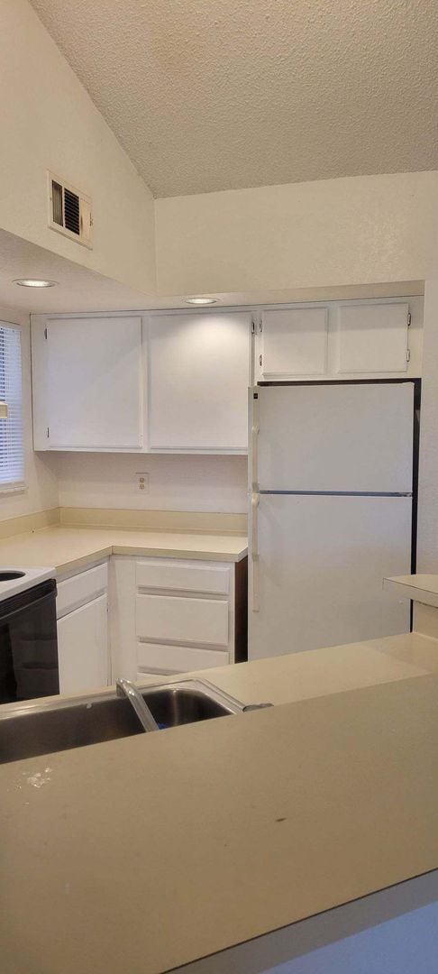 Building Photo - Venetian place two bedroom Condo