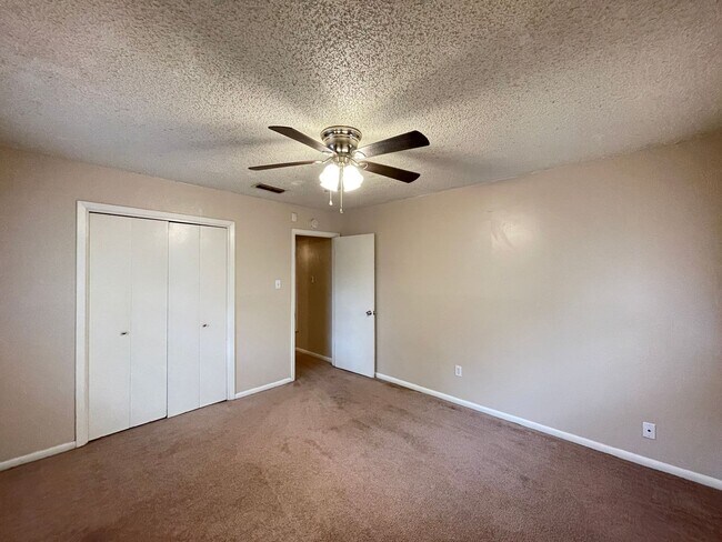 Building Photo - 1404 E Vardeman Ave