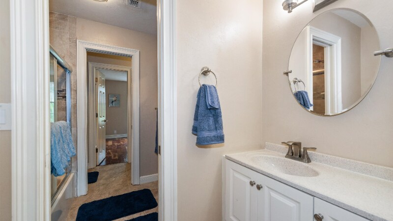 Building Photo - 6132 Lakefront Dr