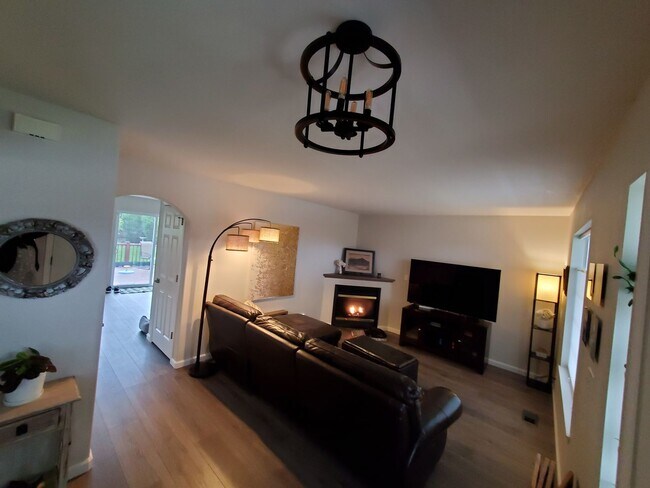 Building Photo - ***PENDING APPLICATION***Beautiful 3 Bedroom Home with Massive Garage and Bonus Room