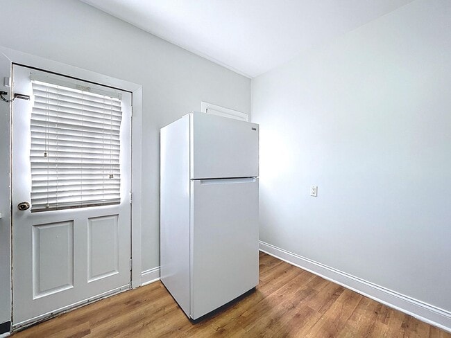 Building Photo - 1/1 in Central Lakeland with a great side ...