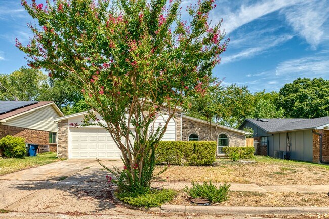 Building Photo - AVAILABLE NOW! GORGEOUS 3 BEDROOM HOME!