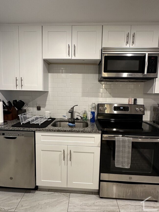 Building Photo - Luxurious 1 bed in Brighton with parking included available 9/1/26