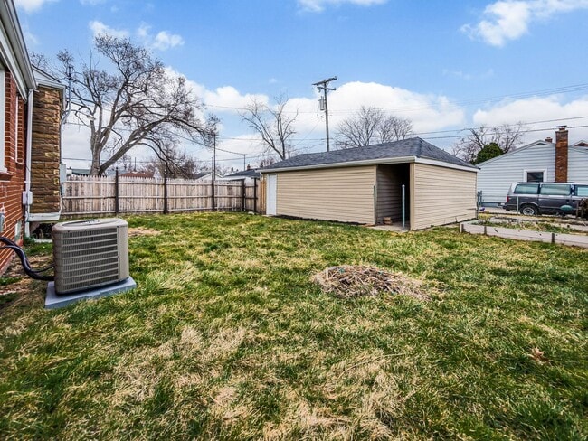 Building Photo - Welcome to this charming 3-bedroom, 1-bath...