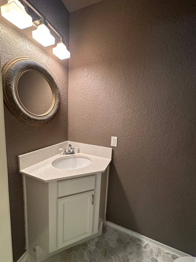 Powder Room - 4400 Switch Willo