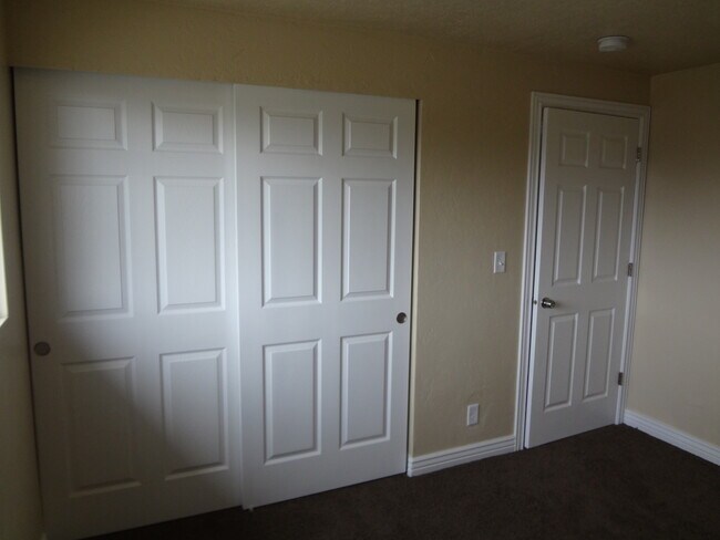 Building Photo - Beautiful Home with Nice Fenced Yard - 1 C...