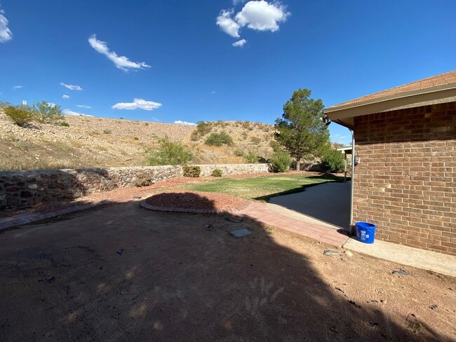 Building Photo - West El Paso, Scenic Heights. 3 bedrooms, ...