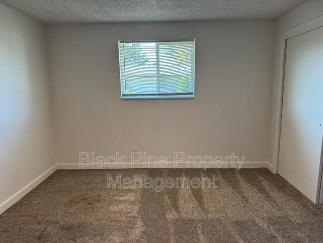 Building Photo - 137 Davis Ave