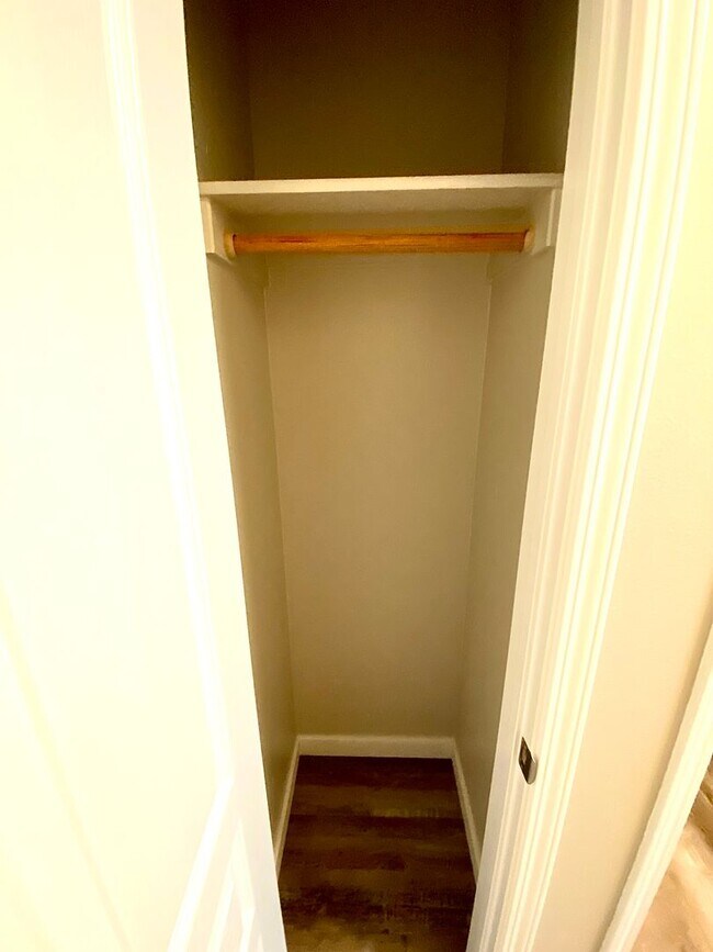 Building Photo - 4 Bedroom + Bonus with 2 baths available 8/22